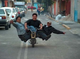 verkeer Uruguay drietal op brommer